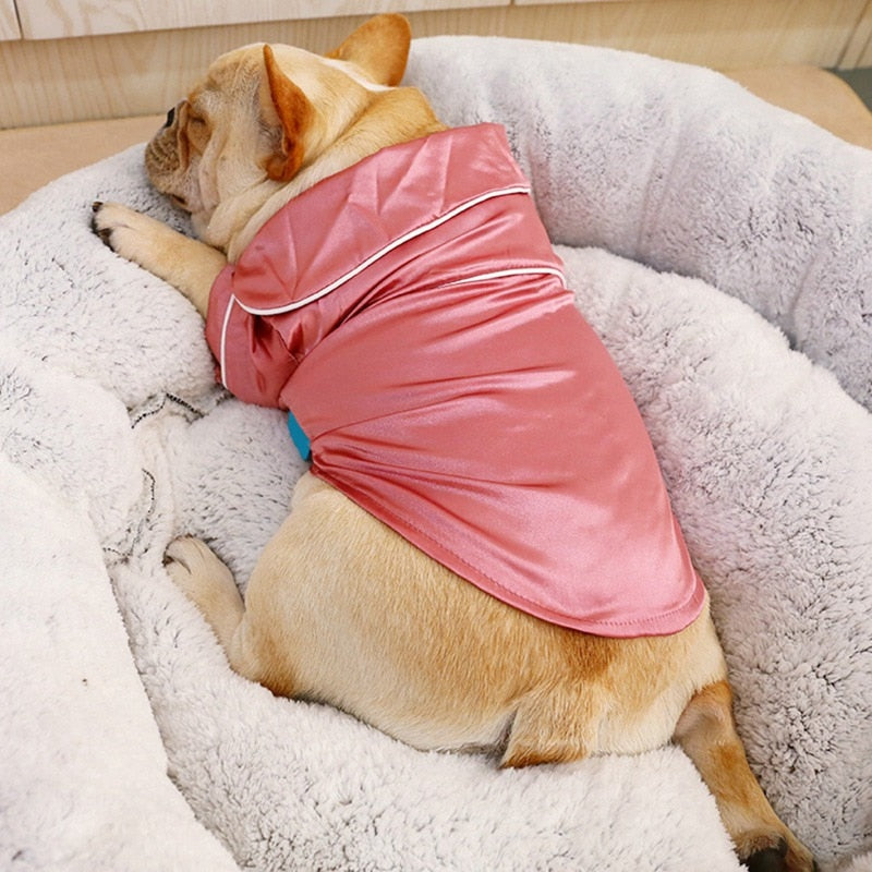 Weicher Seiden-Hundepyjama im Britischen Stil - die Beste Hundebekleidung bei The Masked Frenchie - Nur €14.99!