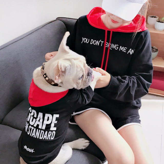 Partner Look! Hoodie Rot Schwarz "Escape from Standard" - die Beste Hundebekleidung bei The Masked Frenchie - Nur €29.99!